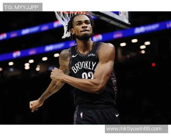 克拉克斯顿今日表现出色11投8中贡献19分7篮板5助攻3盖帽助球队获胜 克拉克斯顿今日表现出色11投8中贡献19分7篮板5助攻3盖帽助球队获胜