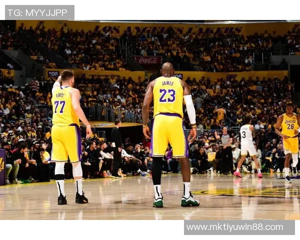 詹姆斯替补席上显不满情绪频频起身运球引发关注 詹姆斯替补席上显不满情绪频频起身运球引发关注