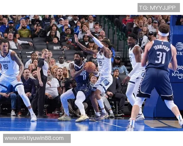 浓眉因伤缺席独行侠对灰熊比赛连续缺阵已达四场 浓眉因伤缺席独行侠对灰熊比赛连续缺阵已达四场